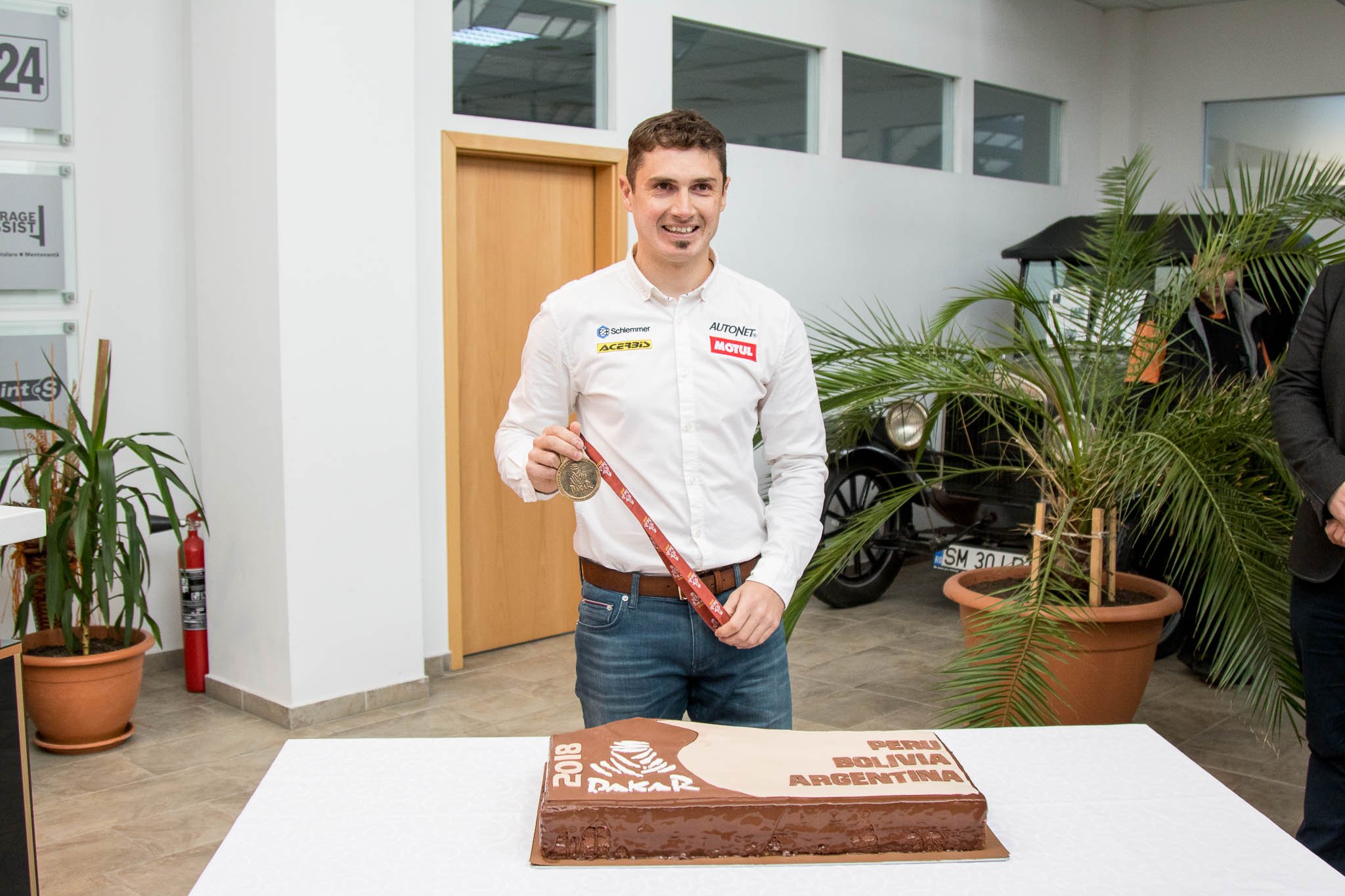 Tapsvihar és torta várta itthon Gyenes Emánuelt